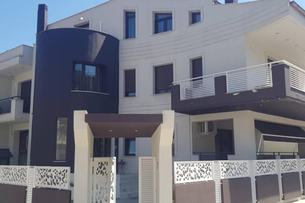 Aretoysa Center Luxury Suites 2 Néa Péramos Εξωτερικό φωτογραφία