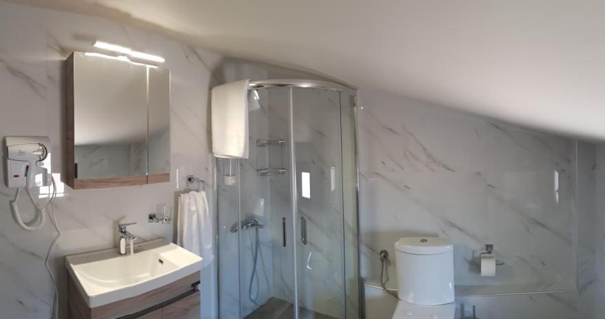 Aretoysa Center Luxury Suites 2 Néa Péramos Εξωτερικό φωτογραφία