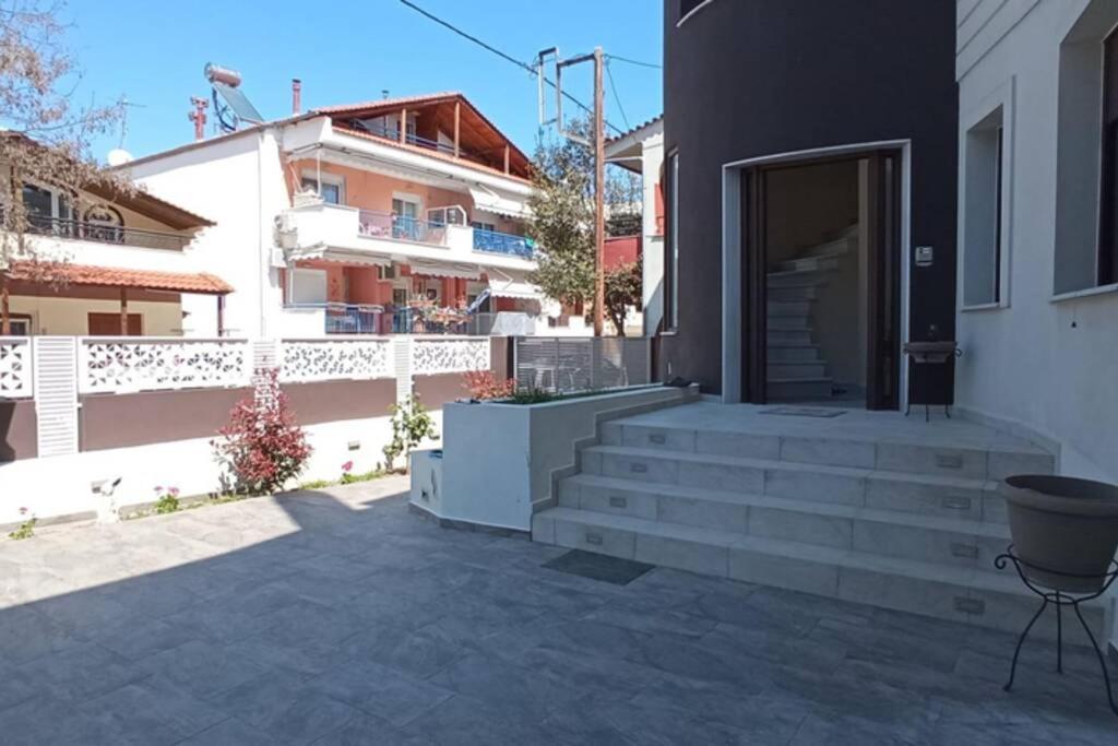 Aretoysa Center Luxury Suites 2 Néa Péramos Εξωτερικό φωτογραφία