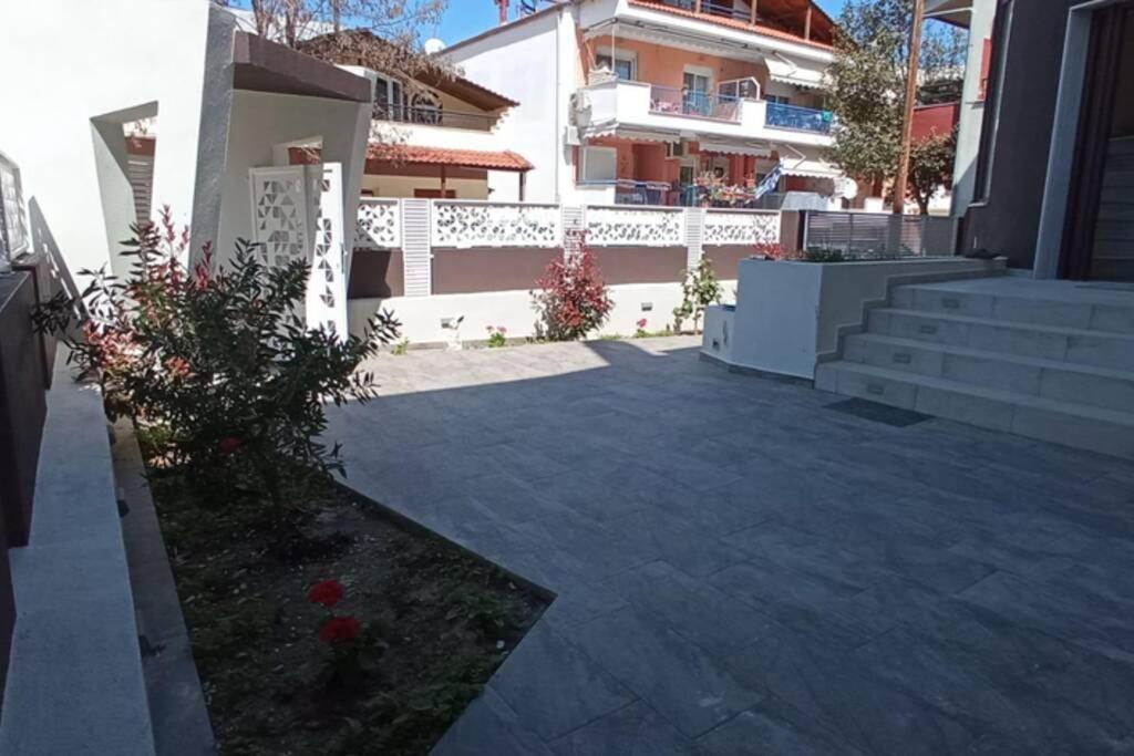 Aretoysa Center Luxury Suites 2 Néa Péramos Εξωτερικό φωτογραφία