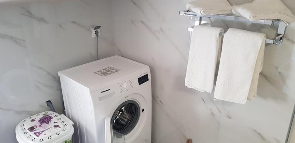 Aretoysa Center Luxury Suites 2 Néa Péramos Εξωτερικό φωτογραφία