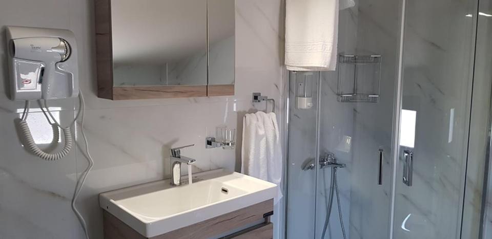 Aretoysa Center Luxury Suites 2 Néa Péramos Εξωτερικό φωτογραφία