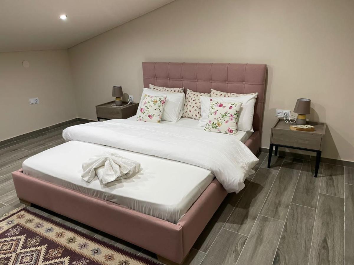 Aretoysa Center Luxury Suites 2 Néa Péramos Εξωτερικό φωτογραφία